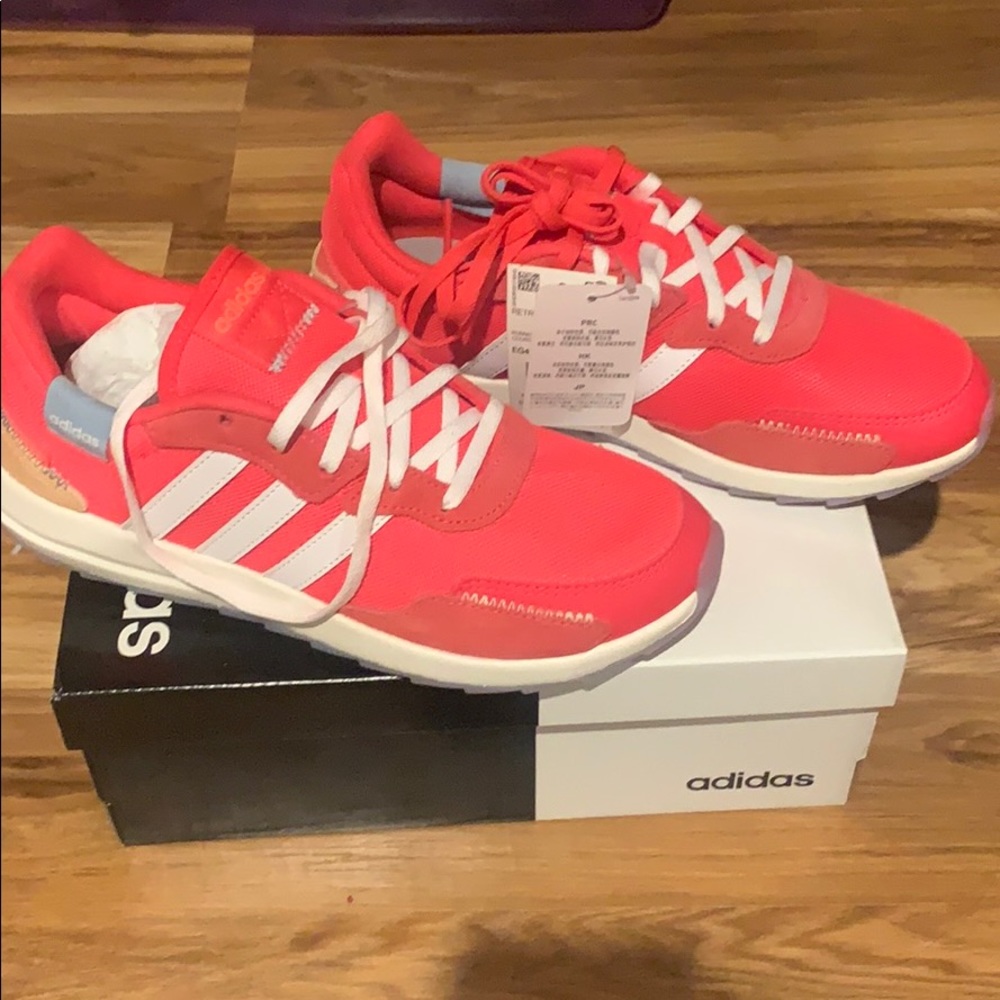 NWT/ NWB women’s size 7 Adidas